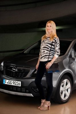 Opel face echipă cu celebra Claudia Schiffer!